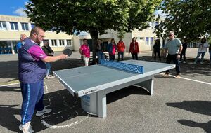 Une table extérieure pour l'école primaire