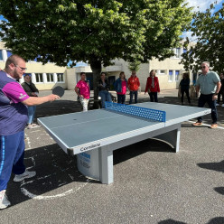 Une table extérieure pour l'école primaire